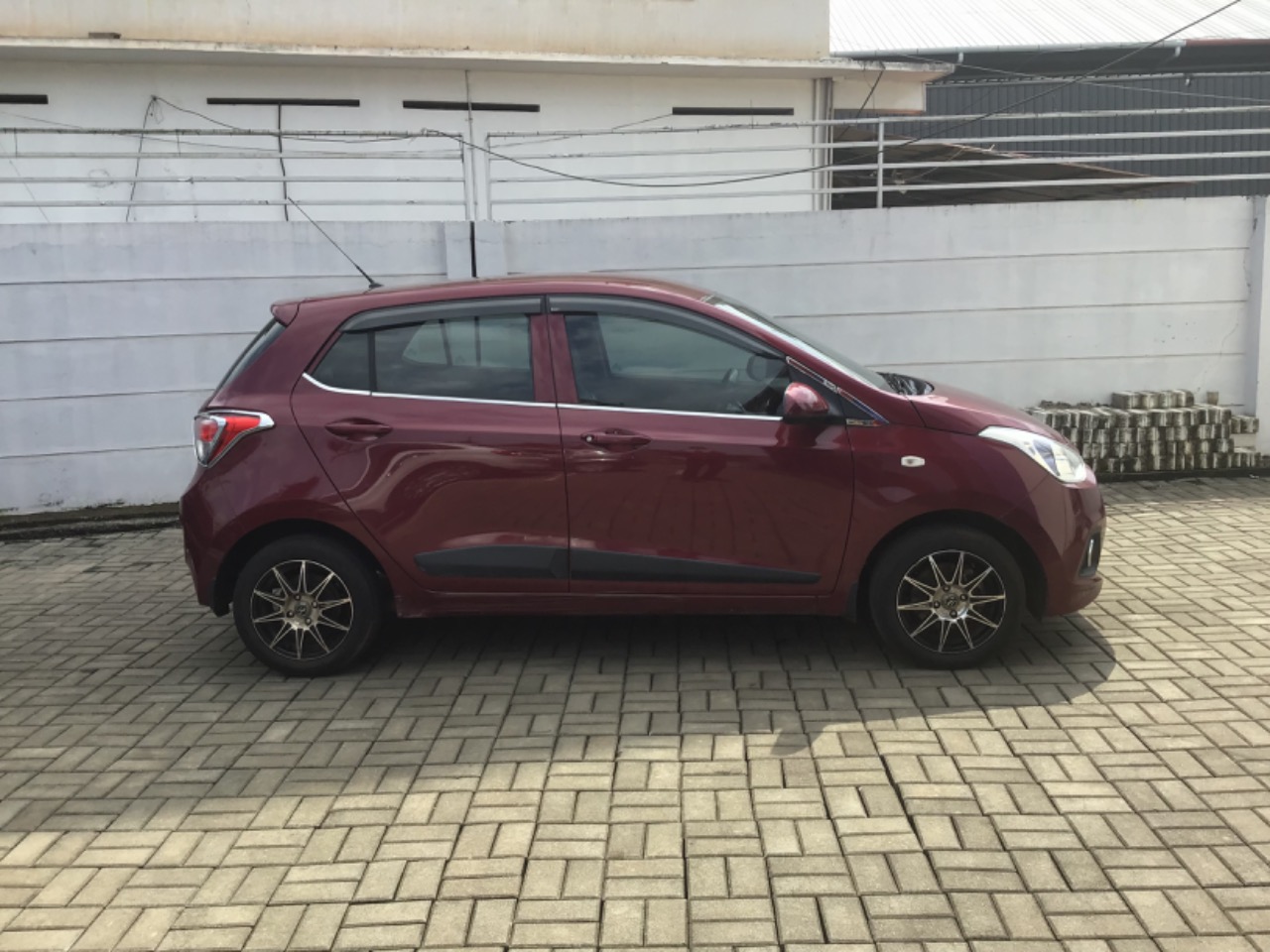 I10 Magna 2015 w red Side
