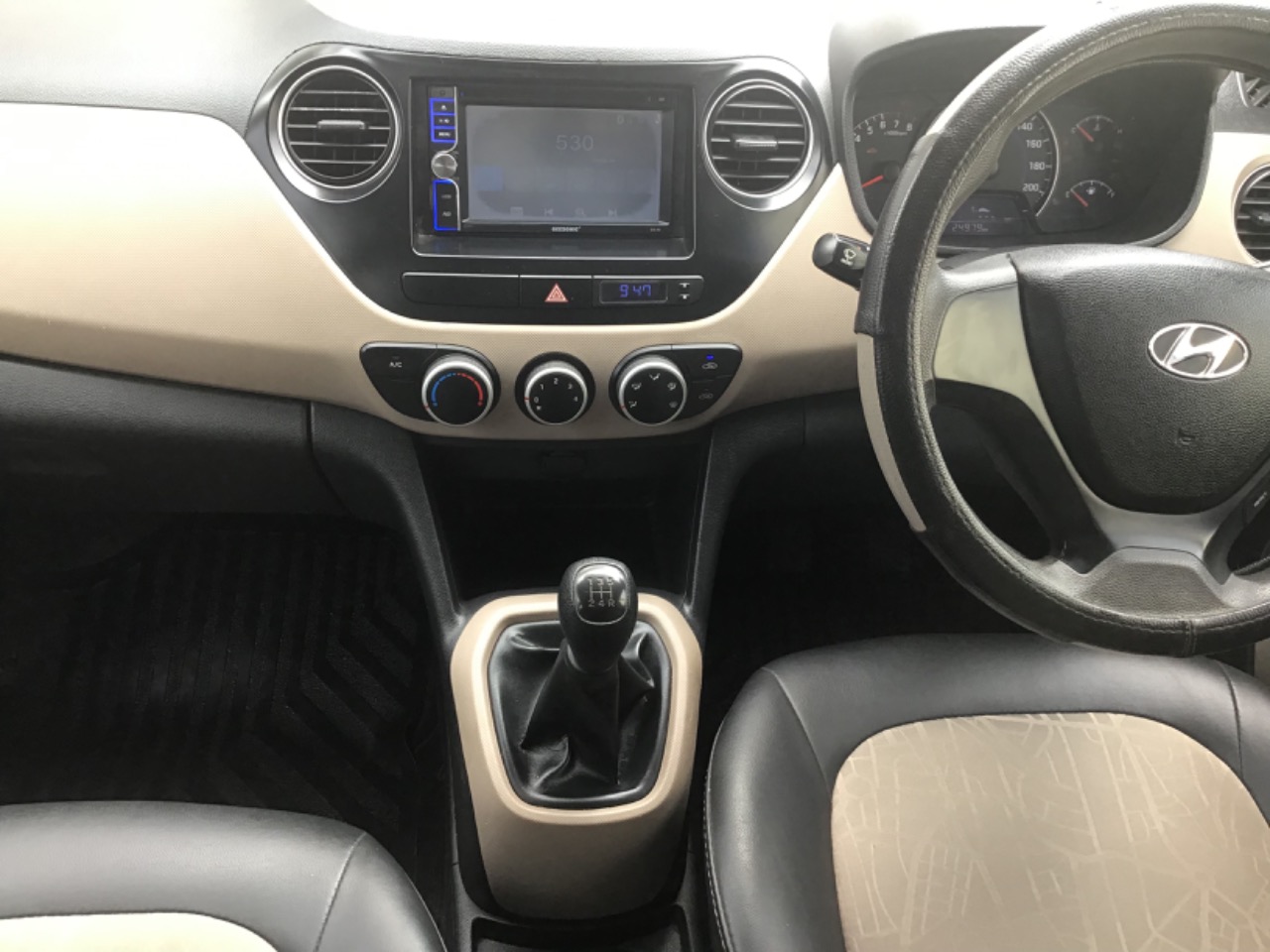 I10 Magna 2015 w red interior